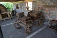 Под навесом выставка экспозиция на усадьбе Верес