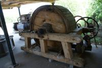 Элементы старинной водяной мельницы на усадьбе Верес