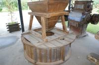 Элементы старинной водяной мельницы на усадьбе Верес