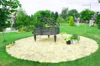 Декоративный рояль на усадьбе Верес