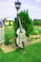 Декоративный Контрабас на усадьбе Верес