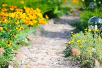 Каменная дорожка к Домику Фермера на усадьбе Верес