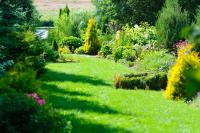 Лужайка с видом на озеро у Домика Фермера на усадьбе Верес