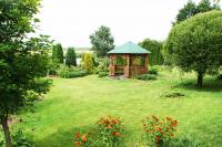 Беседка на берегу озера у Домика Фермера на усадьбе Верес