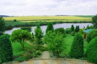 Дорожка к озеру от Домика Фермера на усадьбе Верес