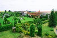 Вид на лужайку с балкона Домика Фермера на усадьбе Верес