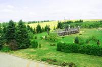 Вид на лужайку с балкона Домика Фермера на усадьбе Верес