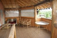 Крытая терасса на усадьбе Верес