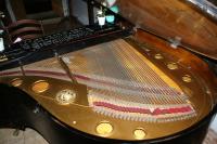 В Зале Охотника старинный рояль 1885 г. на усадьбе Верес