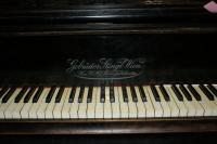 В Зале Охотника старинный рояль 1885 г. на усадьбе Верес