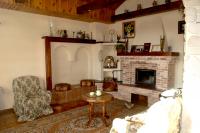 Комната отдыха с камином на усадьбе Верес